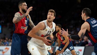 Ognjen Kuzmic, vistiendo la camiseta del Real Madrid en un encuentro contra el Baskonia en Vitoria el pasado marzo.