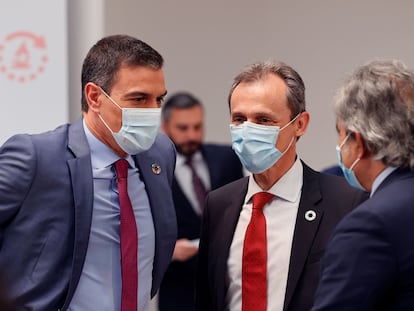 El presidente del Gobierno, Pedro Sánchez, y el ministro de Ciencia, Pedro Duque, conversan antes del anuncio del plan de choque.