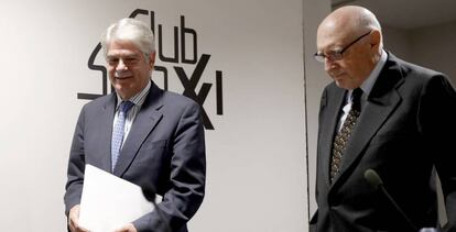 El ministro de Asuntos Exteriores, Alfonso Dastis, junto al exministro José Pedro Perez-Llorca, este viernes.