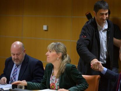 El portavoz de Erne, Roberto Seijo, saluda a los parlamentarios del PNV