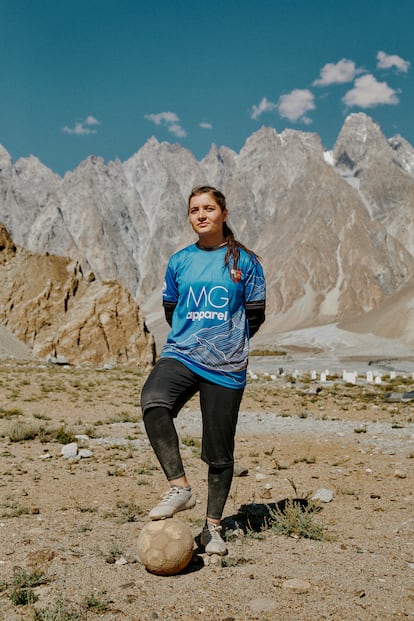 Shereen, la capitana del Passu Youth Football, fotografiada durante un entrenamiento. Detrás, Passu Cones, la espectacular cordillera que rodea el campo de entrenamiento del Passu. 