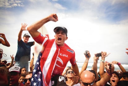 El surfista Kelly Slater, en noviembre, rodeado de aficionados tras conseguir su décimo ASP World Tour.