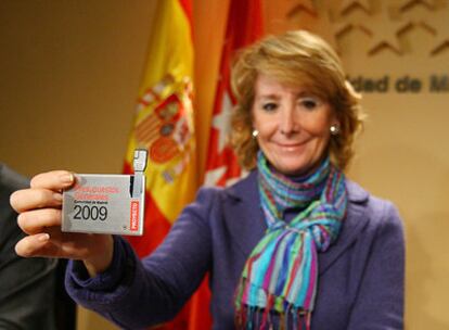 La presidenta de Madrid, Esperanza Aguirre, muestra el proyecto de presupuesto en un lápiz de memoria.