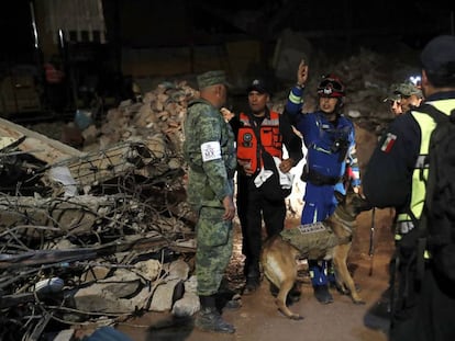 Labores de resgate depois do sismo em Juchitán, ao sul de México.