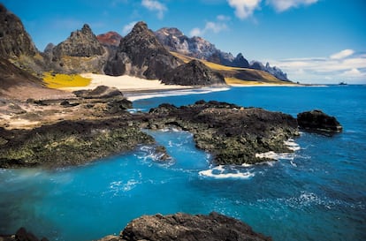 Região costeira da ilha de Trindade.