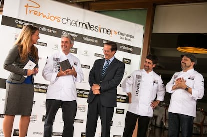 Fernando Canales, segundo por la izquierda, recibe el premio Chef Millesime en un acto celebrado en el Restaurante Alameda de Hondarribia.