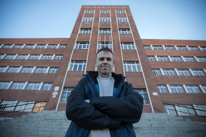 Francisco Javier Pizarro, director del Colegio San Viator de Madrid, a las puertas del centro de enseñanza.