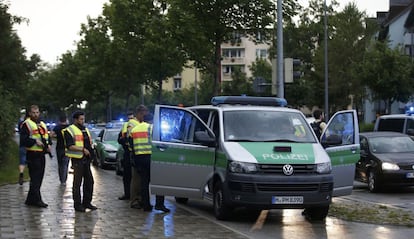 La policia de Munic assegura el perímetre del centre comercial on s'ha produït el tiroteig.