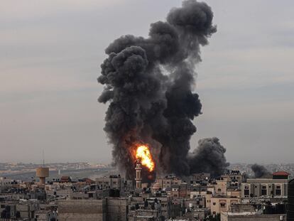 Varias columnas de humo se elevan entre los edificios de Rafah, al sur de la Franja, tras ataques israelíes este miércoles.