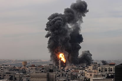 Varias columnas de humo se elevan entre los edificios de Rafah, al sur de la Franja, tras ataques israelíes este miércoles.