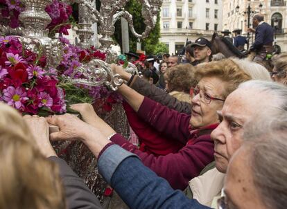 GRA108. SEVILLA, 12/05/2016.- Son muchos los sevillanos que se han acercado hoy a despedir al Simpecado de la Hermandad del Salvador a su paso por el Ayuntamiento momentos antes de iniciar su peregrinaje hacia El Rocío (Huelva), siendo una de las 27 hermandades que han comenzado hoy su camino a la aldea almonteña. EFE/Raúl Caro