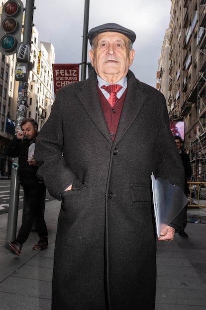 
Lorenzo Navarro, caminando por la calle Gran Vía donde tiene su despacho.
