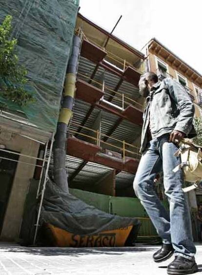 Edificio en obras en la calle del Amparo, en Lavapiés.