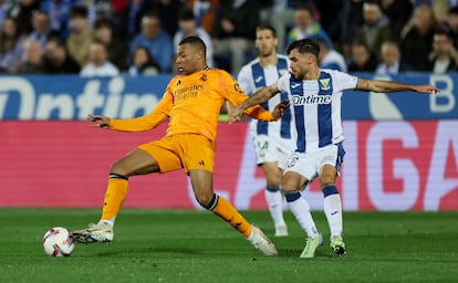 Kylian Mbappe en acción con Adria Altimira durante el partido este domingo.