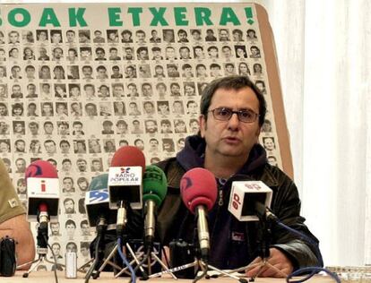 Goioaga, en una rueda de prensa en 2002 tras la ilegalizacion de Askatasuna.