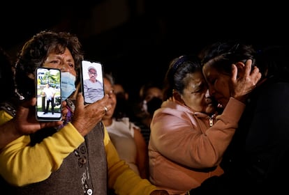 Familiares de la víctimas del accidente, participan en una vigilia el 03 de mayo de 2022, al cumplirse un año de la tragedia. 