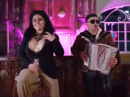 Georgina Tiscareño junto al cantante Ángel Fuentes, en una captura del video de la canción 'Tormenta'.