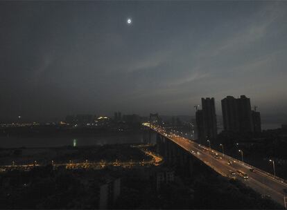 Grandes urbes como Chongqing, en China, tuvieron que iluminar sus farolas en pleno día.