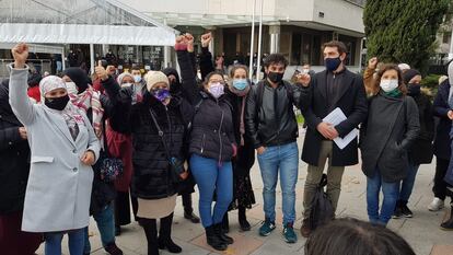 Vecinos de la Cañada junto al abogado que los defiende (segundo por la derecha), a las puertas de los juzgados de la plaza de Castilla.