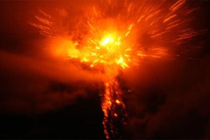 Ríos de lava descienden por las laderas del volcán el mes pasado