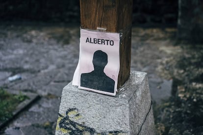Carteles en recuerdo de las víctimas en Ermua.
