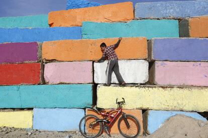 Un niño hace equilibrios en unos bloques de hormigón pintados por artistas locales en la ciudad de Gaza.