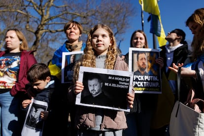 Ucranios y activistas sostienen carteles a favor de Zelenski frente a Lancaster House, donde se celebra una importante cumbre sobre seguridad y apoyo a Kiev, este domingo en Londres.