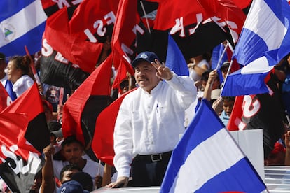 Daniel Ortega saluda a sus partidarios durante la conmemoración del 39º aniversario de la Revolución Sandinista en la plaza La Fe de Managua el 19 de julio de 2018.