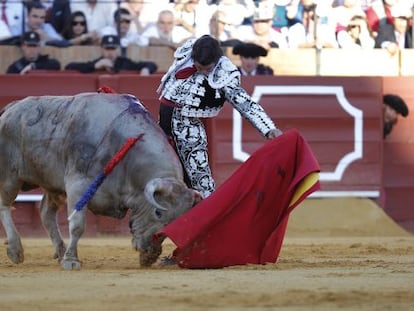 Morante en la faena del cuarto toro en la corrida del Domingo de Resurrecci&oacute;n de Sevilla