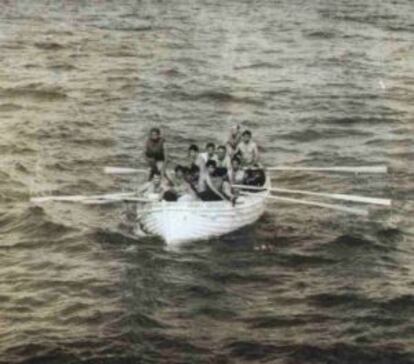 Supervivientes a bordo de un bote salvavidas avistados desde el barco PG Thulin.