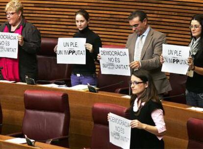 Los diputados de Compromís protestaron por la designación de Ferrada como nuevo senador territorial, ayer, en las Cortes.
