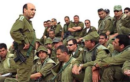 Saúl Mofaz se dirige a su soldados en una base militar durante la Operación Escudo Defensivo el pasado mayo.