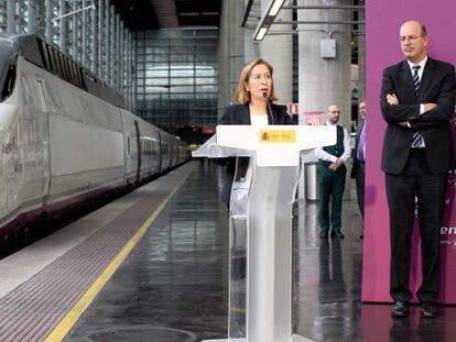 La ministra de Fomento, Ana Pastor, junto al presidente de Renfe, Pablo V&aacute;zquez, durante un acto relacionado con el servicio ferroviario de alta velocidad.