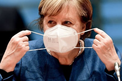 La canciller alemana Angela Merkel se pone la mascarilla antes del Consejo de Ministros celebrado en Berlín, Alemania este miércoles. 