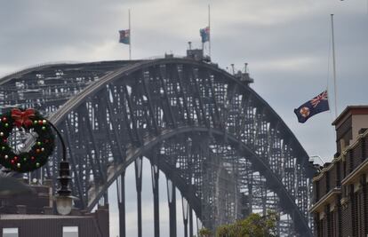 Miles de personas han recordado en las calles de Sídney a las víctimas del secuestro de una cafetería que terminó con tres fallecidos, incluidos dos de los rehenes. En la imagen, una bandera australiana izada a media asta en la ciudad de Sídney.