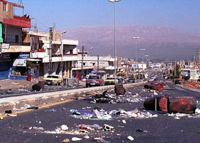 La carretera Beirut-Damasco presentaba este aspecto tras unas protestas por la  muerte de un  líder de Al Qaeda.