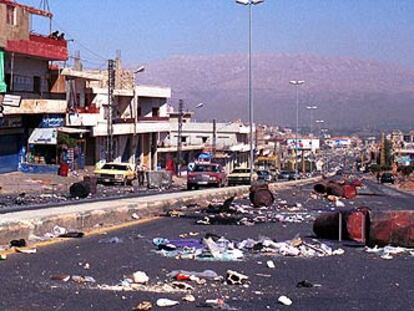 La carretera Beirut-Damasco presentaba este aspecto tras unas protestas por la  muerte de un  líder de Al Qaeda.