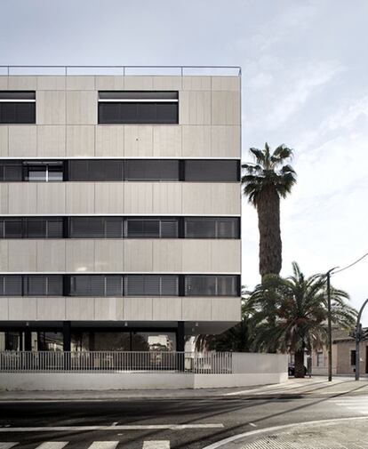 La nueva Casa Cuartel de la Guardia Civil (Badia, 9) del municipio de Moncada (Valencia) es un proyecto del arquitecto Carlos J. Meri. Comentario del jurado: "La acertada disposición de los edificios sobre una topografía reinventada y la utilización de un lenguaje contemporáneo, que remite a la refrescante simplicidad de los modelos racionalistas, resuelven satisfactoriamente un programa siempre difícil y delicado, donde los espacios más sugerentes y de mayor intensidad surgen del contacto entre ambos edificios".