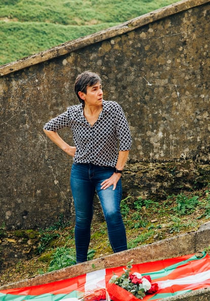 Mertxe Urtuzaga en la tumba de su primo, Ángel Otaegui.