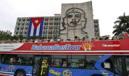 Autobús turístico en La Habana este miércoles.