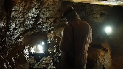 Desde los años ochenta no se permitía la entrada de cámaras de televisión en la cueva, que permanece cerrada al público desde 2002. En febrero de este año, comenzó un experimento para determinar la conveniencia de una reapertura al público limitada.