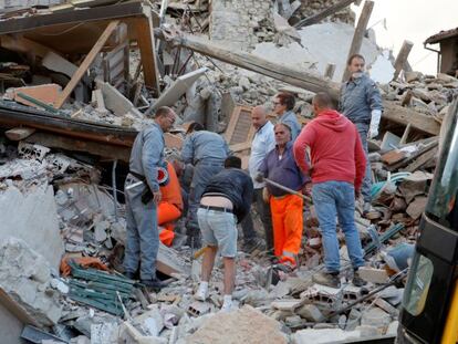 Trabajos de rescate en la localidad de Amatrice.