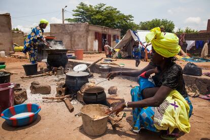 Mujeres de la etnia Peul preparan la comida para los 200 desplazados de su comunidad, que ahora viven en Dialakorobougou.