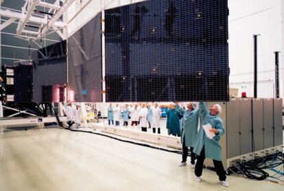 Ensayo de despliegue de los grandes paneles solares de la nave espacial 'Rosetta' antes de su lanzamiento, en 2004.