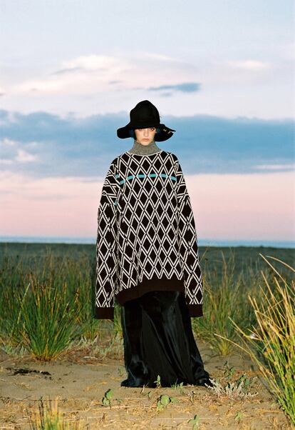 Sita se pierde en el horizonte con jersey XXXL de Raf Simons y falda de seda larga de H&M Studio. Las sandalias son de Camper y el sombrero, de Maison Michel.