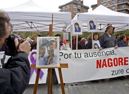 Familiares y amigos de Nagore se concentraron ayer en las puertas del Palacio de Justicia de Pamplona.