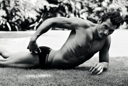 El modelo David Gandy, posando para el libro <i>Uomini</i>, de Dolce & Gabbana.