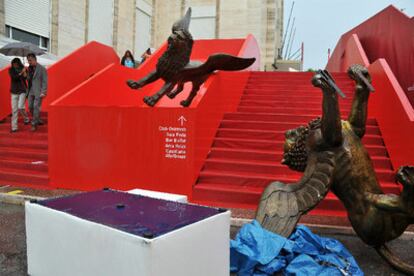 Algunos de los leones derribados por la tormenta.