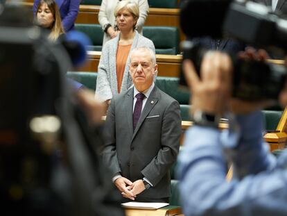 El lehendakari Iñigo Urkullu, durante el minuto de silencio de este jueves en el Parlamento vasco en homenaje a Santiago Brouard, dirigente de HB asesinado por los GAL en 1984.