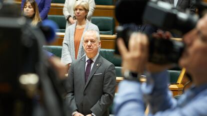 El lehendakari Iñigo Urkullu, durante el minuto de silencio de este jueves en el Parlamento vasco en homenaje a Santiago Brouard, dirigente de HB asesinado por los GAL en 1984.